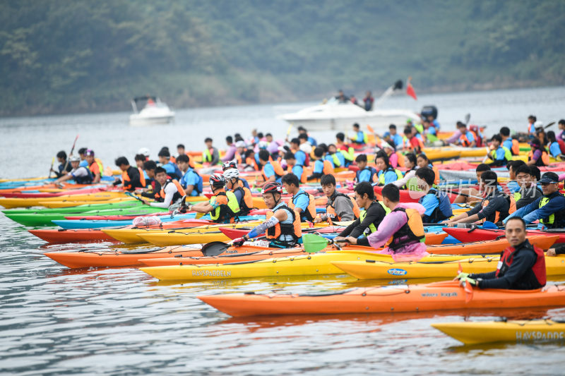 皮划艇湖面竞速  激流勇进