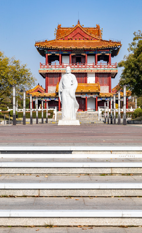 济宁太白湖北湖阁古典建筑前的李白雕像