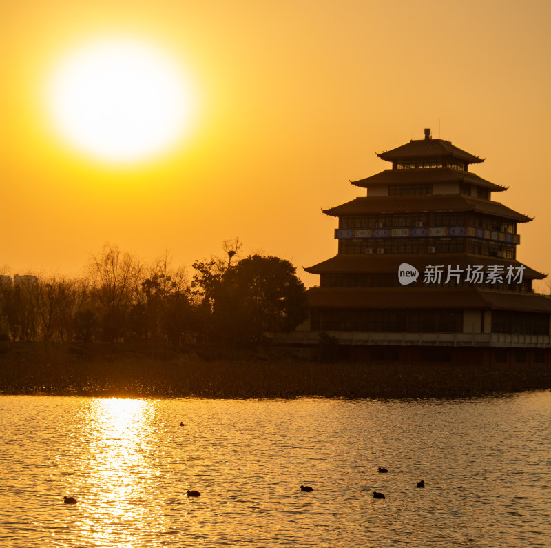 夕阳下的古式建筑与水面相映成趣