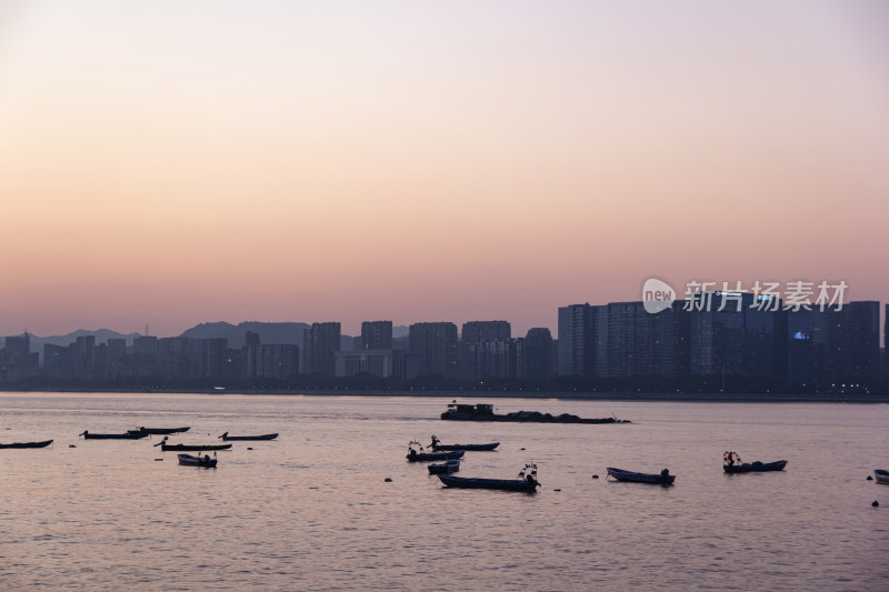 杭州钱塘江畔的城市建筑群黄昏远景