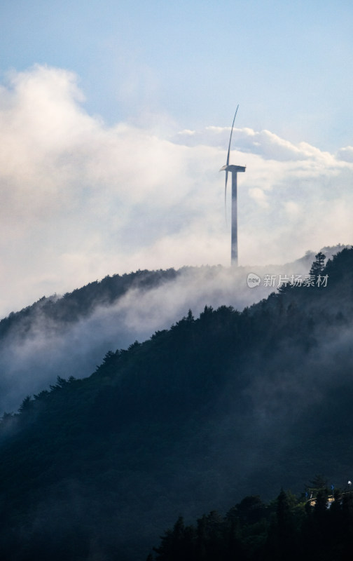 山间云雾中的风力发电机