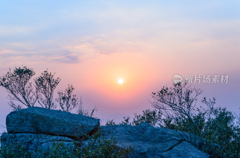 香港大帽山郊野公园山顶夕阳落日风光