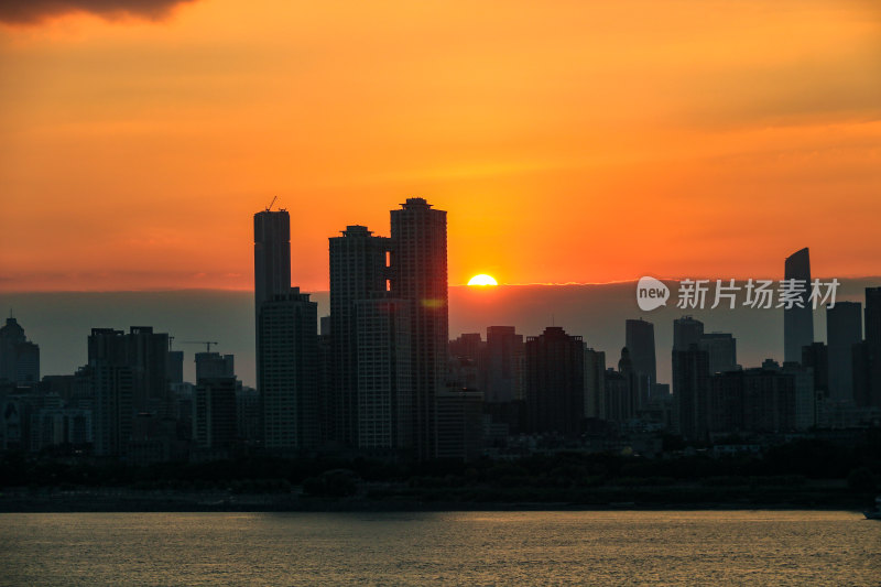 武汉武昌万象城落日剧场，长江沿线江滩落日