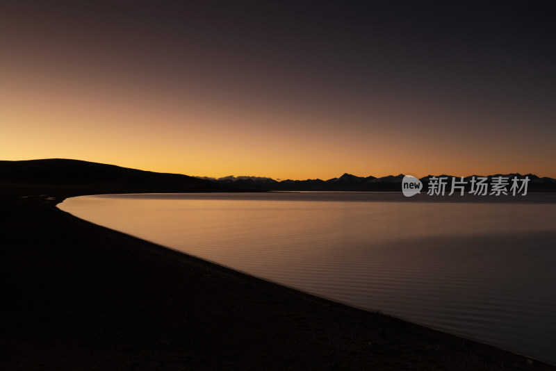 日出前的西藏纳木错湖湾