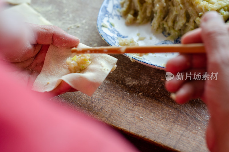 厨房包馄饨手部特写