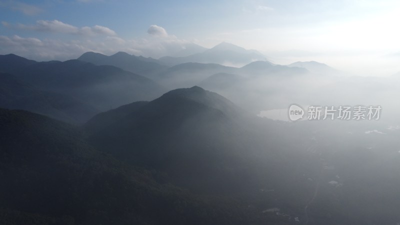 广东东莞：清晨山间薄雾