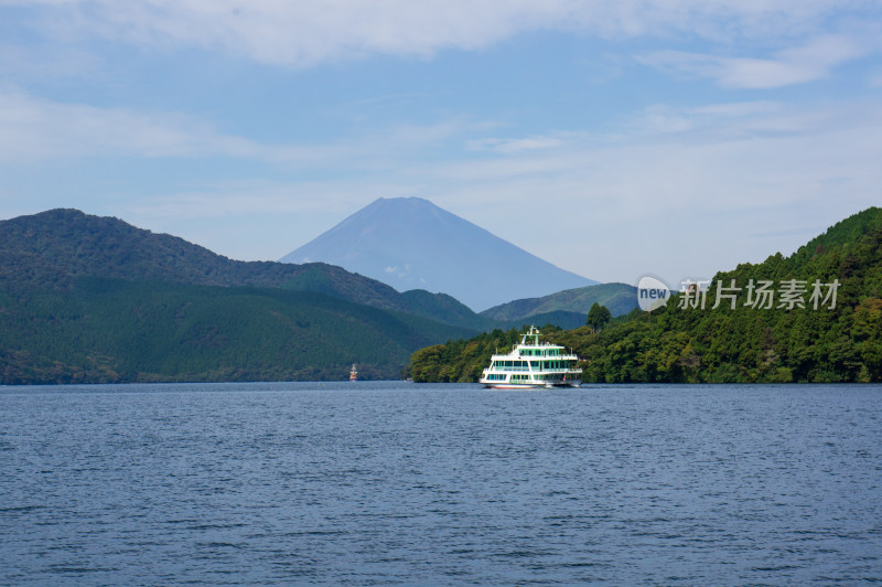 日本箱根富士山旁芦之湖上的游船