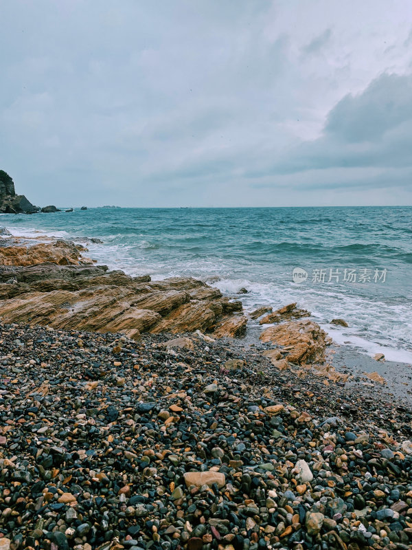 大连金石滩风景区海边礁石与平静海面景观