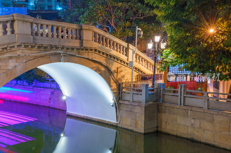 广州永庆坊中式传统石拱桥建筑与河流夜景