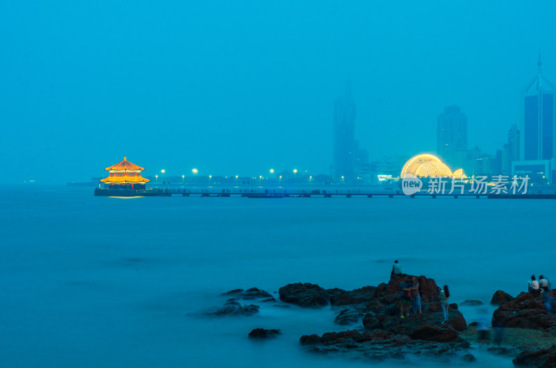 中国青岛远眺栈桥回澜阁夜景