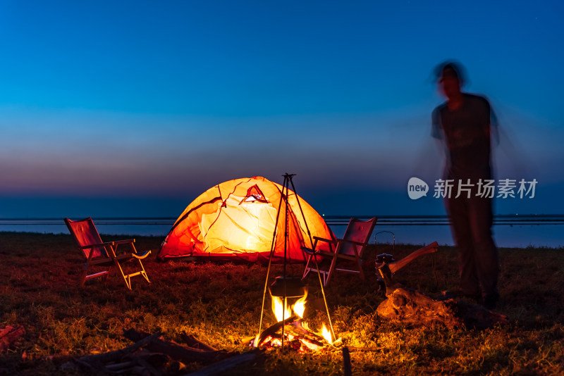 户外湖畔露营男子与篝火帐篷