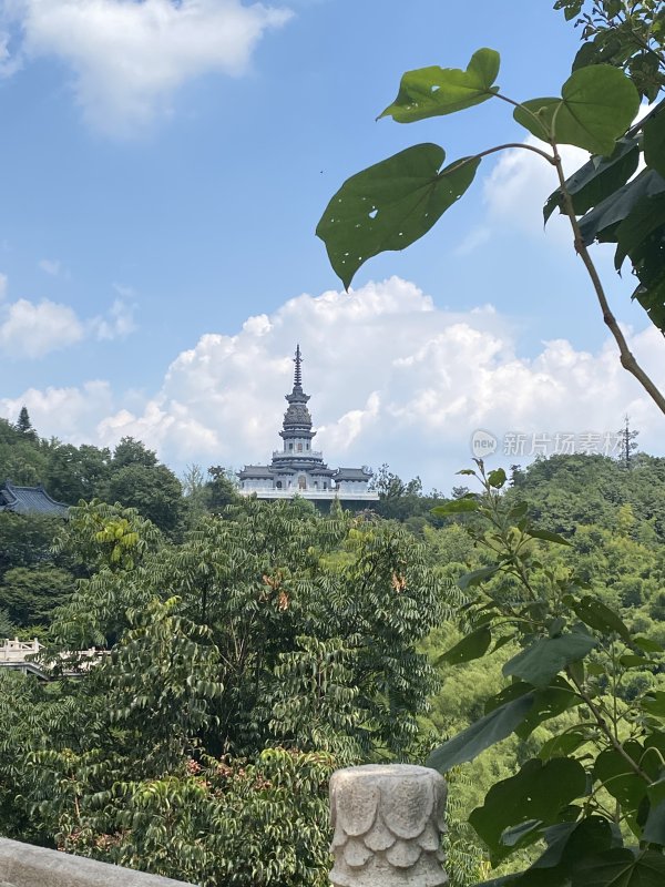 蓝天白云下的径山寺