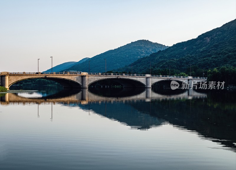 山水间石拱桥全景