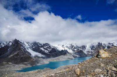 雪山脚下河谷湖泊自然风景