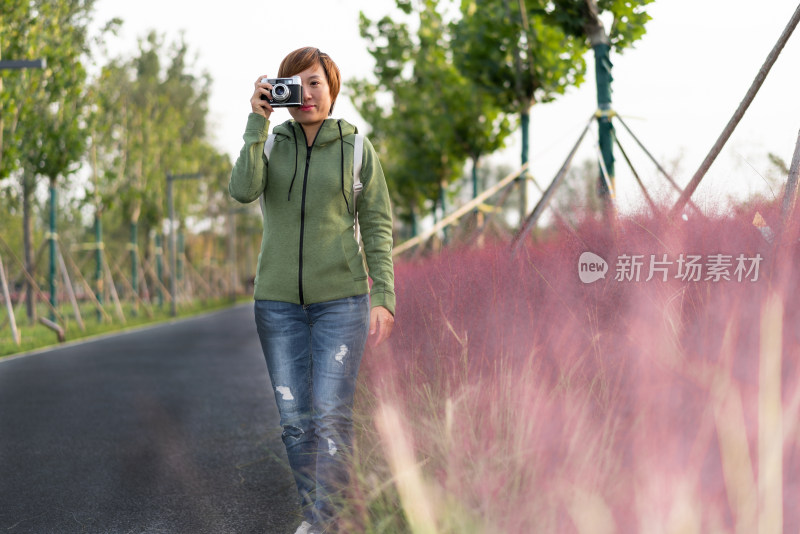 独自走在公园小路的中国籍年轻女性