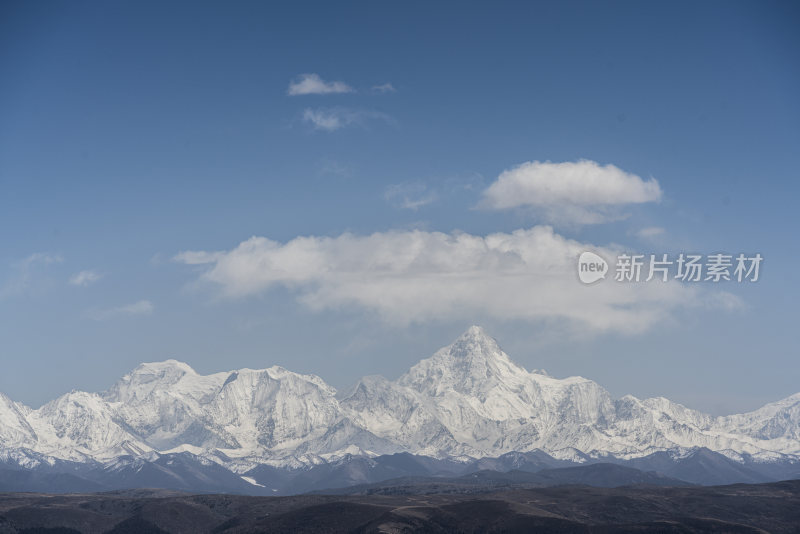 壮丽贡嘎雪山远景下的连绵起伏山脉