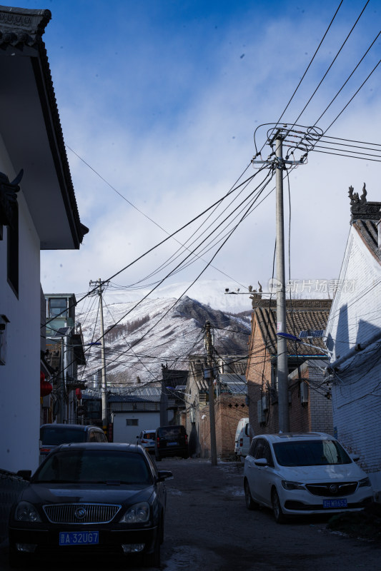 雪山下的小镇街道景象