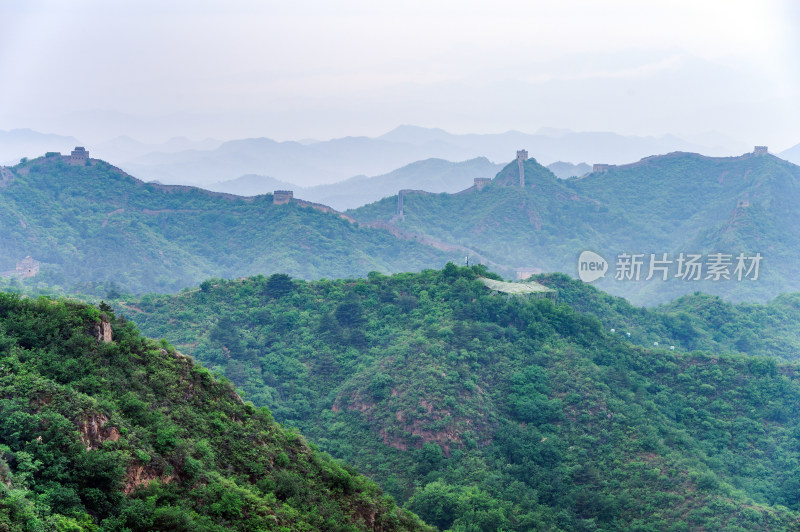 中国夏季金山岭长城阴天下雨云雾风光