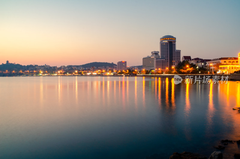 青岛第一海水浴场夜幕风景