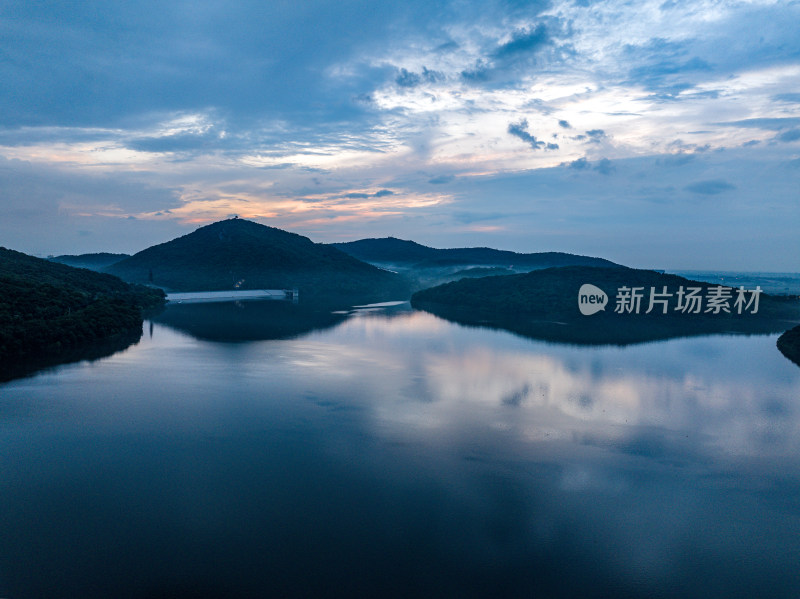 沈阳棋盘山山林环绕的湖泊航拍全景