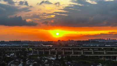 城市日落与高架桥景观