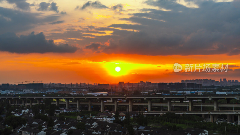 城市日落与高架桥景观