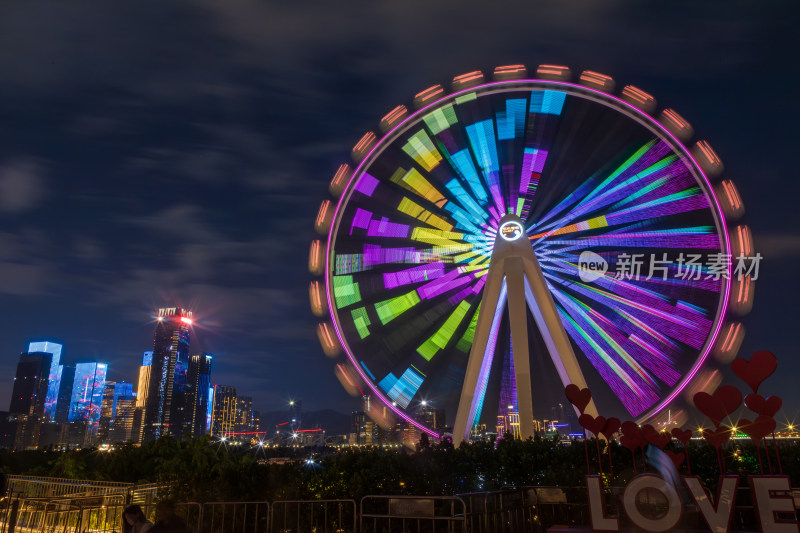 夜景中的彩色摩天轮