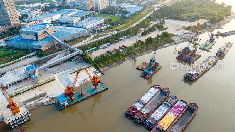 武汉汉江水路货运码头及货船