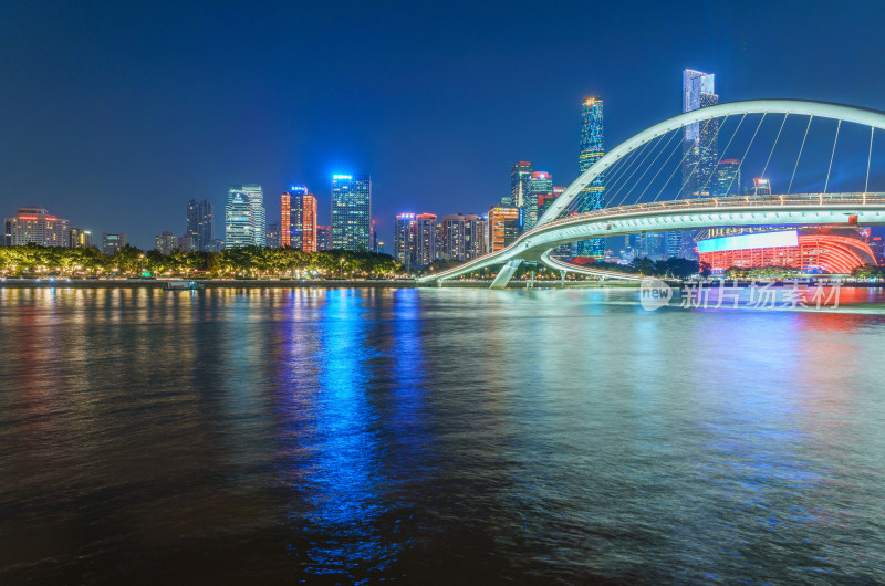 广州珠江海心桥与滨江岸城市高楼夜景灯光