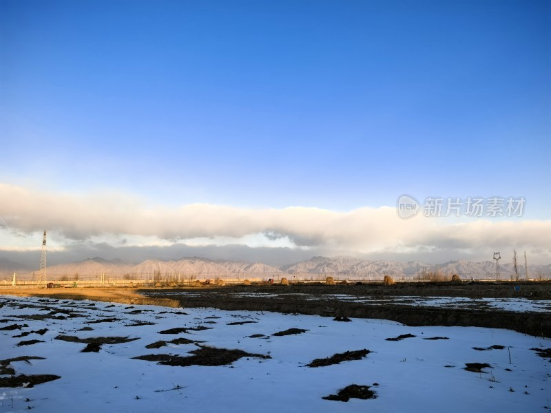 旷野雪景与远山构成的自然风光