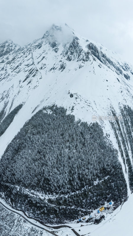 西藏林芝地区墨脱县多雄拉雪山高空航拍