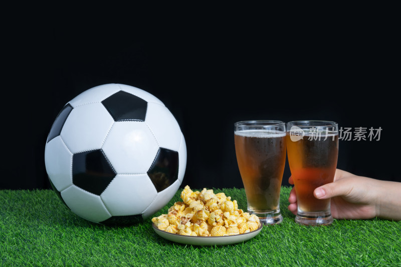 观看足球比赛的零食和啤酒