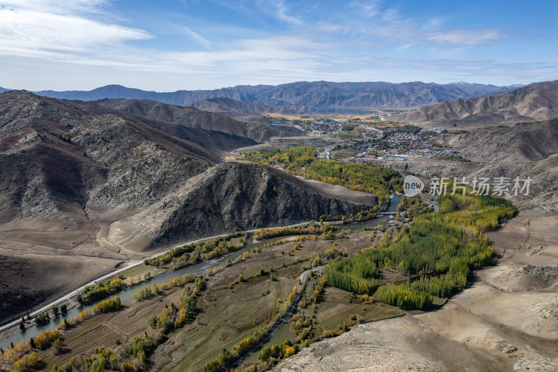 新疆阿勒可可托海秋色山谷河道秋景航拍