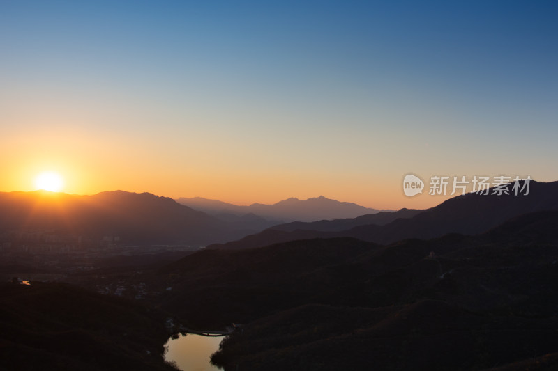 壮丽日出映照下的山脉风光全景