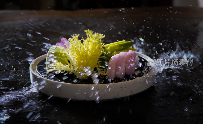 盘中蔬菜遇水溅起水花画面