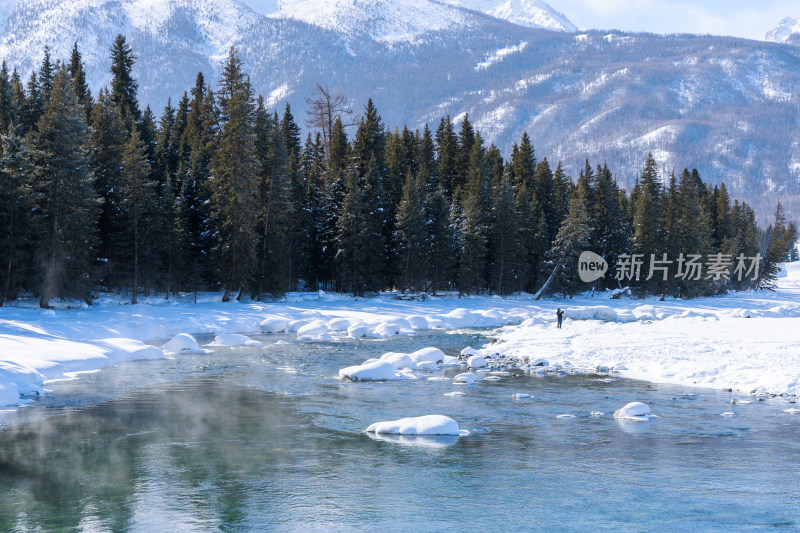 新疆喀纳斯雪景神仙湾冰河晨雾雪山森林雾凇