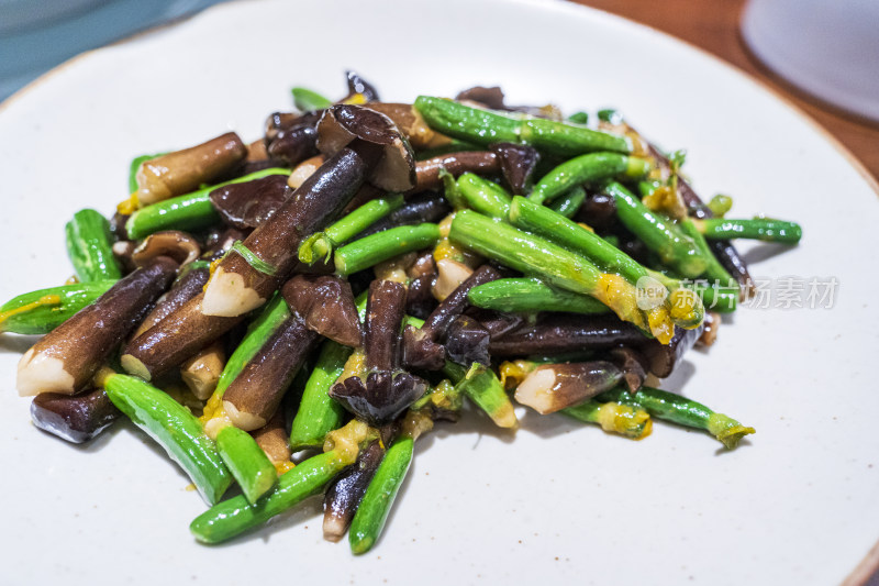 中式美食，鸡枞炒黄瓜花