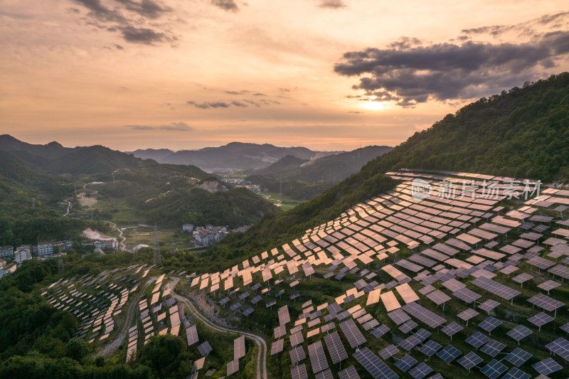 夕阳下山上的光伏