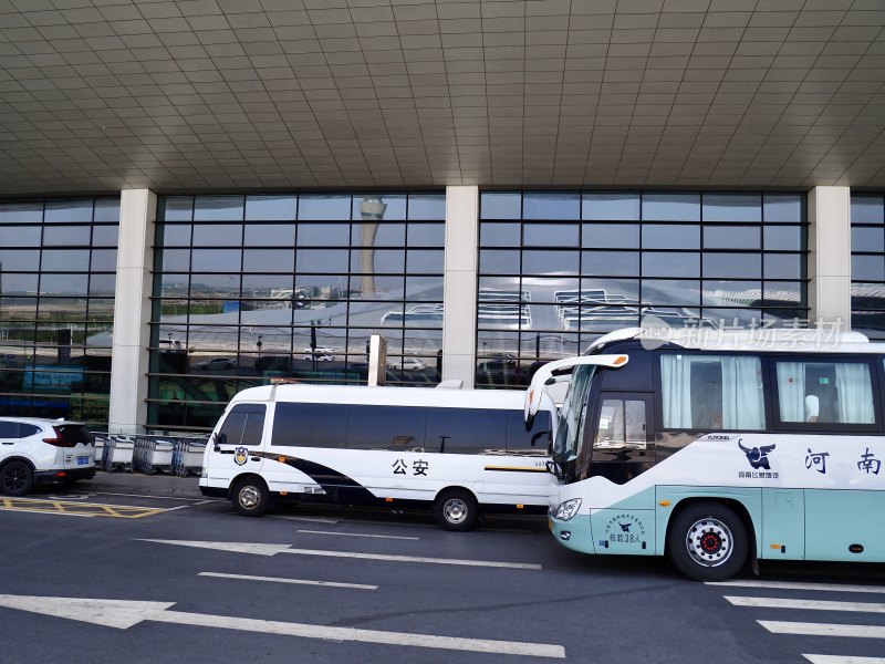 机场外公安及河南标识车辆