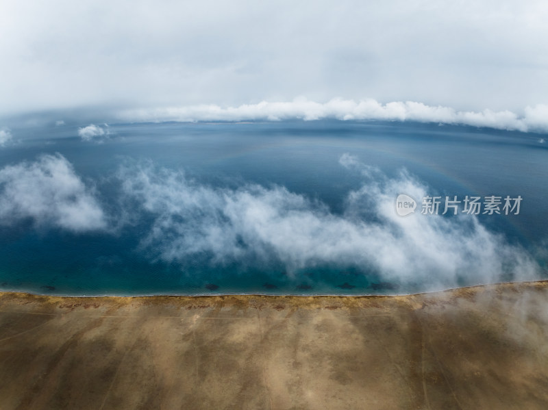 云海下的赛里木湖