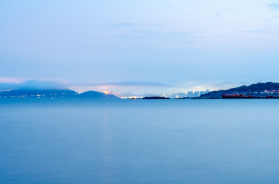 青岛海岸的长曝光风景，天空和海洋