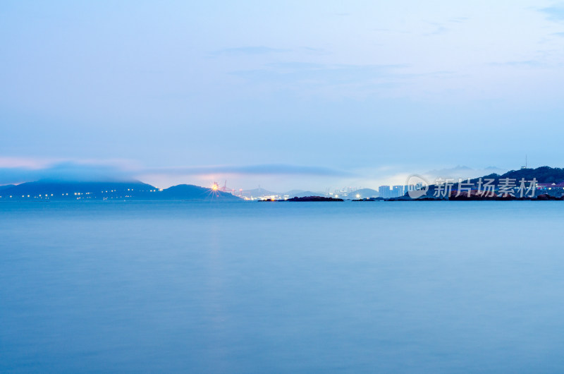 青岛海岸的长曝光风景，天空和海洋