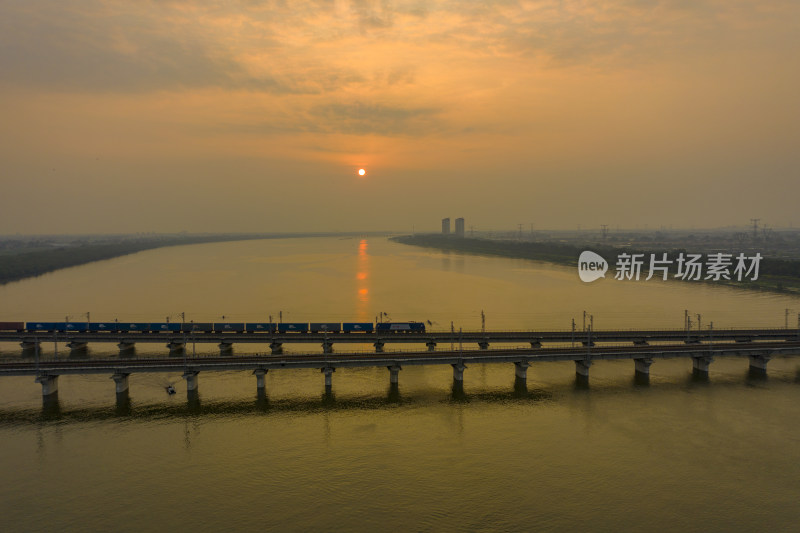 火车行驶在天津独流减河大桥上