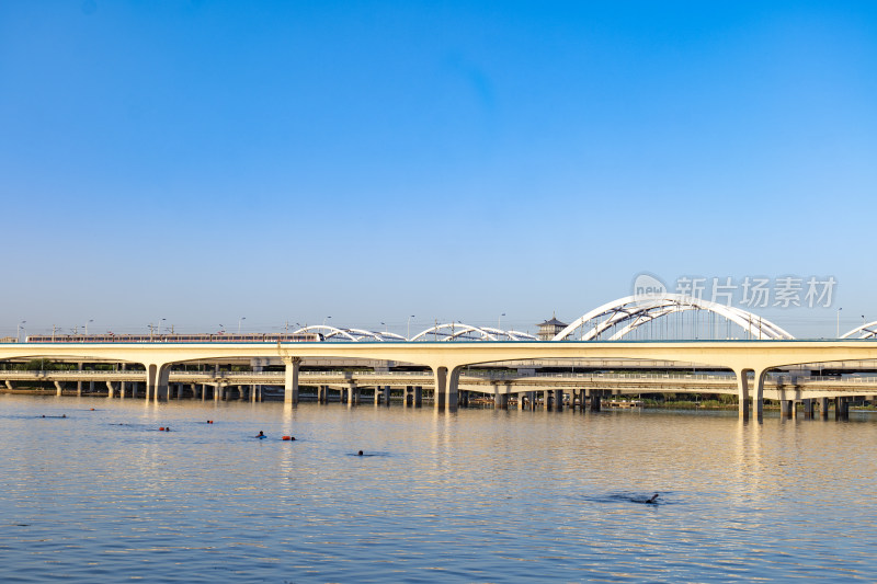 西安浐灞后海地铁轨道跨河大桥