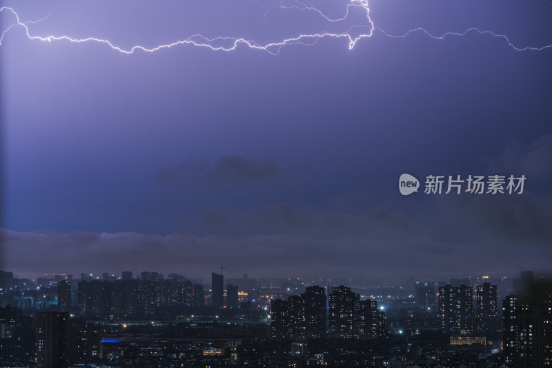 城市夜空闪电划破天际震撼景象