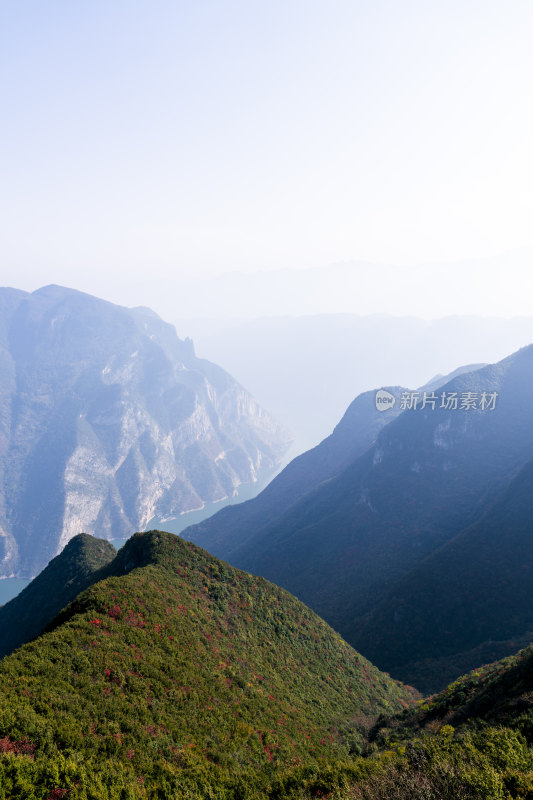 重庆巫山巫峡层峦叠嶂的峡谷风光