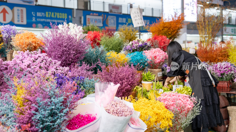 云南昆明斗南花市吸引大量游客前来买花