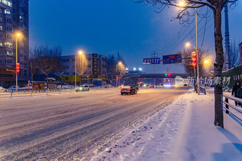 冬季傍晚城市街道的雪景