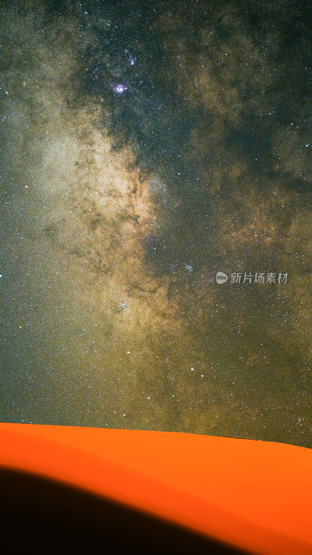 沙漠中的璀璨星空全景