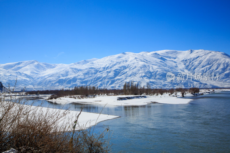 中国西藏冬季拉萨河雪景及拉萨河大桥